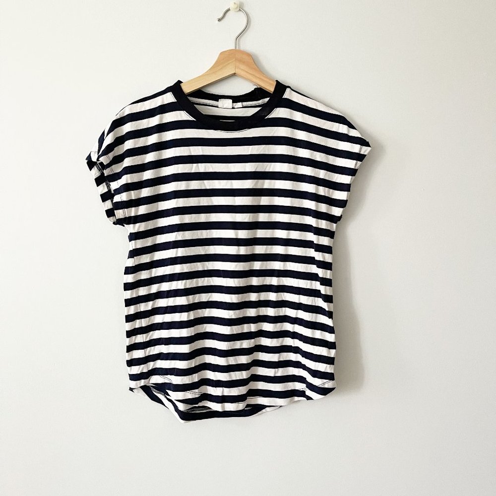 ✨ NWOT Navy Blue & White Striped Tee | GAP